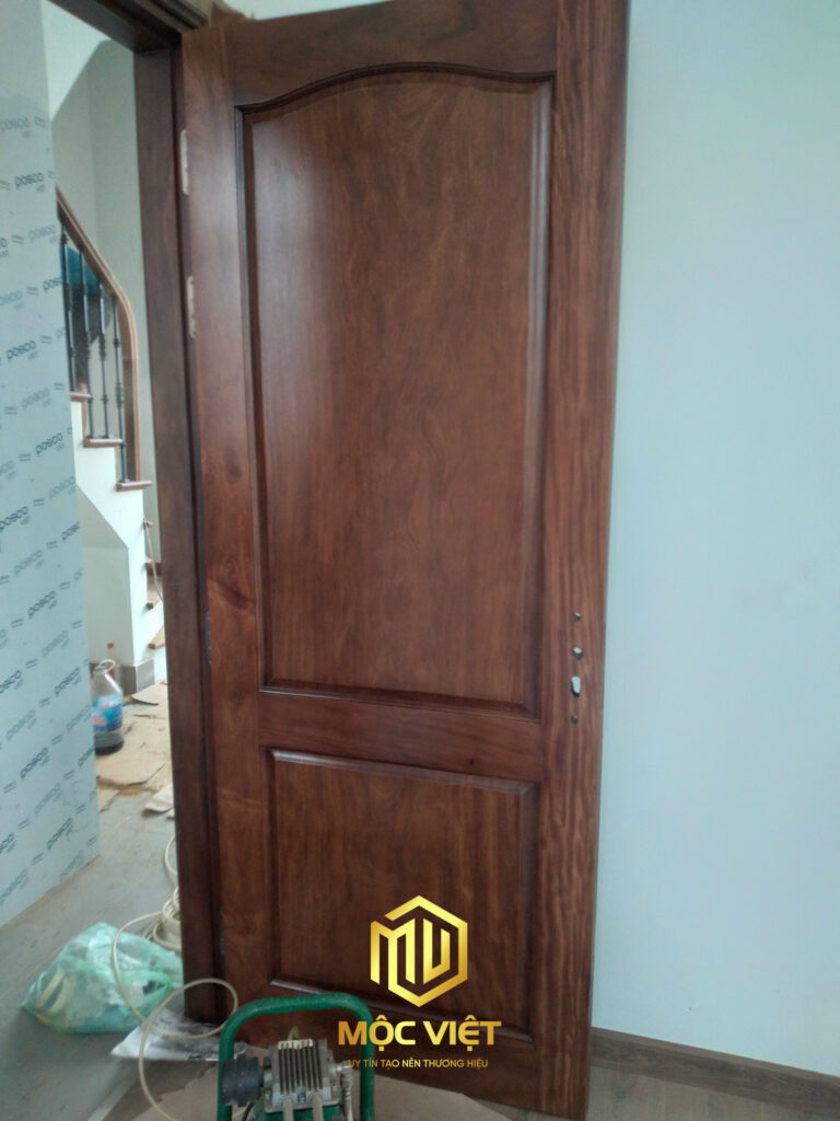 Cửa thông phòng 008