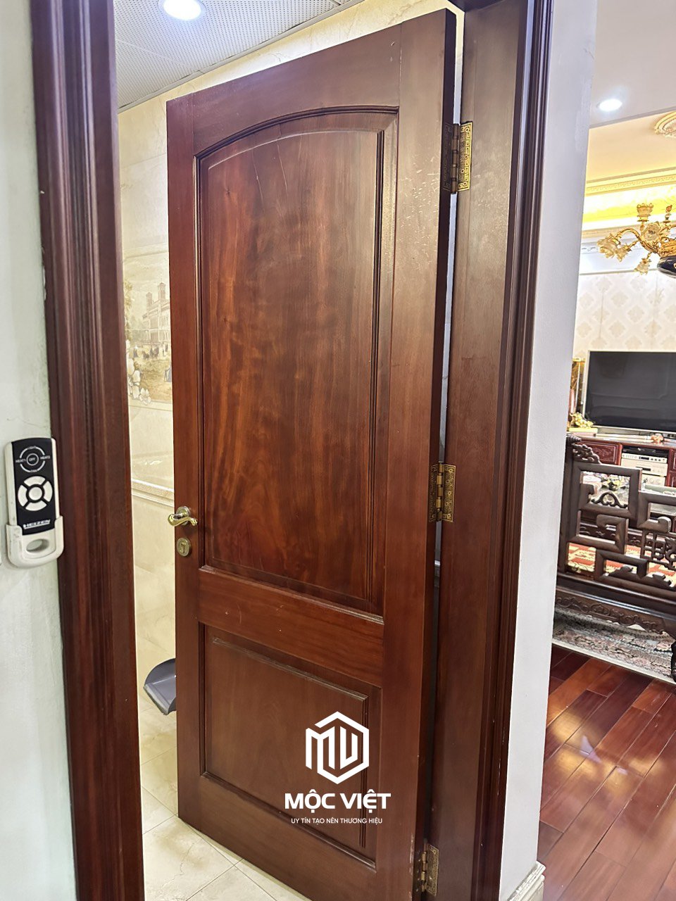 CỬA THÔNG PHÒNG 04